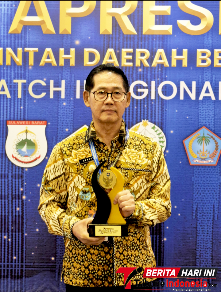 Walikota Bitung Hengky Honandar, S.E, Saat menerima Penghargaan Terbaik III dalam program Apresiasi Pemerintah Daerah Berprestasi 2026 Batch II. di Makassar (Dok. Istimewa)