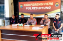 Kapolres Bitung, Arie Sulistyo Nugroho, S.I.K., S.H., M.H., di dampingi Kasat Reskrim Bitung, AKP Ahmad Anuggrah Ari Pratama, S.Tr.K., S.I.K., M.H. (kanan), Kasi Humas Polres Bitung, AKP Abdul Natip Anggai. (kiri) Saat Konferensi Pers. (Ft. talia)
‎