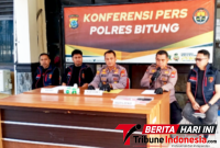 Kapolres Bitung, Arie Sulistyo Nugroho, S.I.K., S.H., M.H., di dampingi Kasat Reskrim Bitung, AKP Ahmad Anuggrah Ari Pratama, S.Tr.K., S.I.K., M.H. (kanan), Kasi Humas Polres Bitung, AKP Abdul Natip Anggai. (kiri) Saat Konferensi Pers. (Ft. talia)
‎