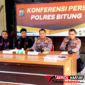 Kapolres Bitung, Arie Sulistyo Nugroho, S.I.K., S.H., M.H., di dampingi Kasat Reskrim Bitung, AKP Ahmad Anuggrah Ari Pratama, S.Tr.K., S.I.K., M.H. (kanan), Kasi Humas Polres Bitung, AKP Abdul Natip Anggai. (kiri) Saat Konferensi Pers. (Ft. talia)
‎