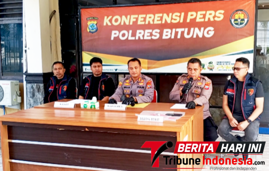 Kapolres Bitung, Arie Sulistyo Nugroho, S.I.K., S.H., M.H., di dampingi Kasat Reskrim Bitung, AKP Ahmad Anuggrah Ari Pratama, S.Tr.K., S.I.K., M.H. (kanan), Kasi Humas Polres Bitung, AKP Abdul Natip Anggai. (kiri) Saat Konferensi Pers. (Ft. talia)
‎