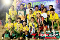 Coach amberkan, menggunakan topi Bersama Tim Bintang Utara Manado, Usai Menerima Trofi Juara 1. (ft. Istimewa)