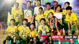 Coach amberkan, menggunakan topi Bersama Tim Bintang Utara Manado, Usai Menerima Trofi Juara 1. (ft. Istimewa)