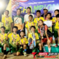 Coach amberkan, menggunakan topi Bersama Tim Bintang Utara Manado, Usai Menerima Trofi Juara 1. (ft. Istimewa)