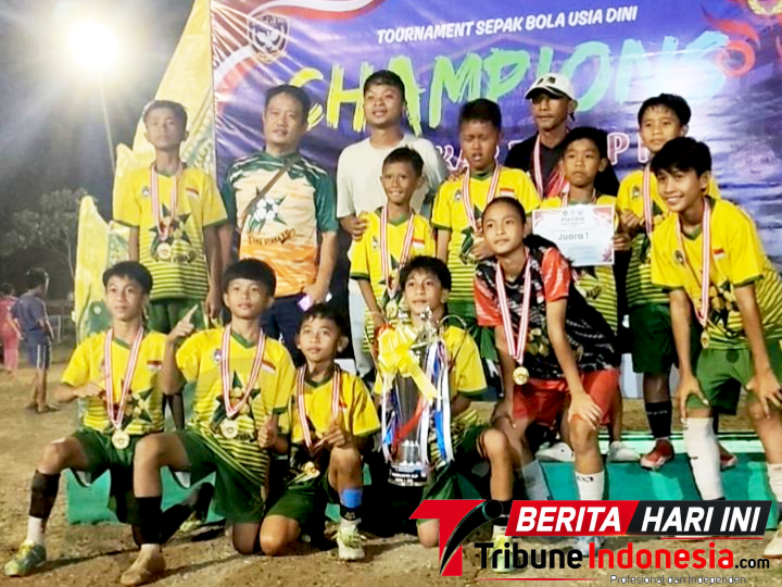 Coach amberkan, Bersama Tim Bintang Utara Manado, Usai Menerima Trofi Juara 1. (ft. Istimewa)