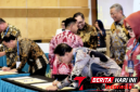 Wali Kota Bitung Hengky Honandar, S.E. saat melakukan penandatanganan.(Dok. Istimewa)
‎
