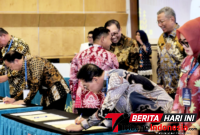 Wali Kota Bitung Hengky Honandar, S.E. saat melakukan penandatanganan.(Dok. Istimewa)
‎