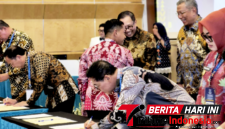 Wali Kota Bitung Hengky Honandar, S.E. saat melakukan penandatanganan.(Dok. Istimewa)
