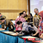 Wali Kota Bitung Hengky Honandar, S.E. saat melakukan penandatanganan.(Dok. Istimewa)
‎