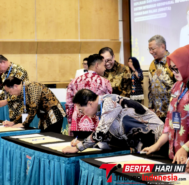 Wali Kota Bitung Hengky Honandar, S.E. saat melakukan penandatanganan.(Dok. Istimewa)
‎