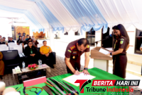 Kajari Bitung, Erwin Widihantono, S.H., M.H., Saat melakukan penandatanganan, Pemusnahan Barang Bukti. (ft. talia
