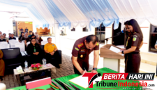 Kajari Bitung, Erwin Widihantono, S.H., M.H., Saat melakukan penandatanganan, Pemusnahan Barang Bukti. (ft. talia