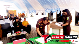 Kajari Bitung, Erwin Widihantono, S.H., M.H., Saat melakukan penandatanganan, Pemusnahan Barang Bukti. (ft. talia