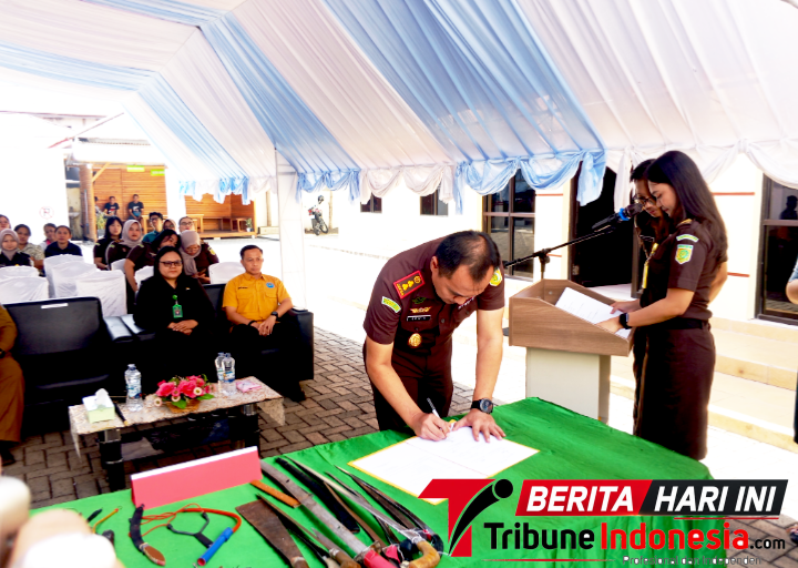 Kajari Bitung, Erwin Widihantono, S.H., M.H., Saat melakukan penandatanganan, Pemusnahan Barang Bukti. (ft. talia