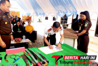 Kalapas Kelas IIB Bitung, Hendriyadi, A.Md.I.P., S.H., melakukan Penandatanganan, Berita acara Pemusnahan barang bukti. (ft. talia)