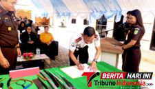 Kalapas Kelas IIB Bitung, Hendriyadi, A.Md.I.P., S.H., melakukan Penandatanganan, Berita acara Pemusnahan barang bukti. (ft. talia)