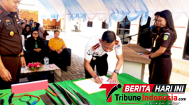 Kalapas Kelas IIB Bitung, Hendriyadi, A.Md.I.P., S.H., melakukan Penandatanganan, Berita acara Pemusnahan barang bukti. (ft. talia)