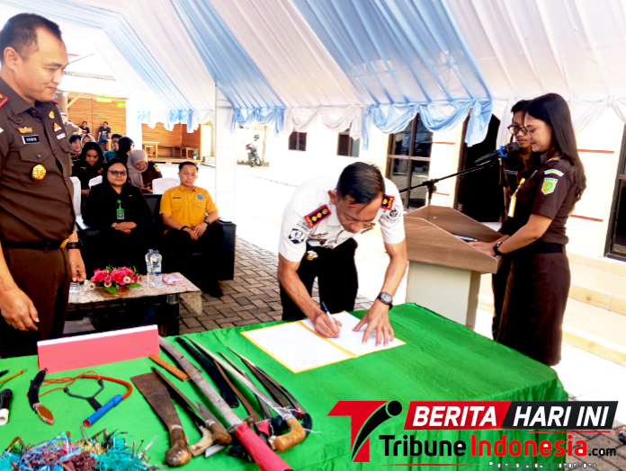 Kalapas Kelas IIB Bitung, Hendriyadi, A.Md.I.P., S.H., melakukan Penandatanganan, Berita acara Pemusnahan barang bukti. (ft. talia)