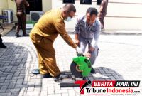 Asisten I Bidang Pemerintahan dan Kesejahteraan Rakyat Setda Bitung, Forsman FT Dandel, S.Sos., MAP, Saat memusnahkan Senjata tajam dengan mesin Gerinda. (ft. talia)