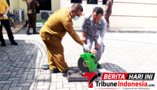 Asisten I Bidang Pemerintahan dan Kesejahteraan Rakyat Setda Bitung, Forsman FT Dandel, S.Sos., MAP, Saat memusnahkan Senjata tajam dengan mesin Gerinda. (ft. talia)