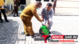 Asisten I Bidang Pemerintahan dan Kesejahteraan Rakyat Setda Bitung, Forsman FT Dandel, S.Sos., MAP, Saat memusnahkan Senjata tajam dengan mesin Gerinda. (ft. talia)