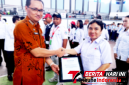 Asisten III Drs. K.W. Benny Lontoh, M.A., saat Menyerahkan Piagam pada kegiatan Apel Besar Dalam Rangka HUT Ke-81 Palang Merah Indonesia (PMI) (ft. talia)