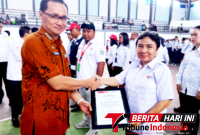 Asisten III Drs. K.W. Benny Lontoh, M.A., saat Menyerahkan Piagam pada kegiatan Apel Besar Dalam Rangka HUT Ke-81 Palang Merah Indonesia (PMI) (ft. talia)