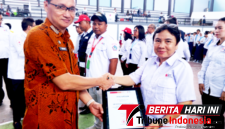 Asisten III Drs. K.W. Benny Lontoh, M.A., saat Menyerahkan Piagam pada kegiatan Apel Besar Dalam Rangka HUT Ke-81 Palang Merah Indonesia (PMI) (ft. talia)