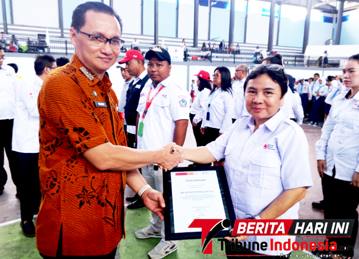 Asisten III Drs. K.W. Benny Lontoh, M.A., saat Menyerahkan Piagam pada kegiatan Apel Besar Dalam Rangka HUT Ke-81 Palang Merah Indonesia (PMI) (ft. talia)
