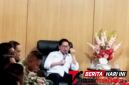 Walikota Bitung, Hengky Honandar, S.E, saat memimpin Rapat Forkopimda dan  Forum Lintas Sektoral. (ft. talia)