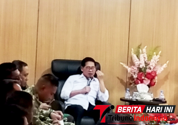 Walikota Bitung, Hengky Honandar, S.E, saat memimpin Rapat Forkopimda dan  Forum Lintas Sektoral. (ft. talia)