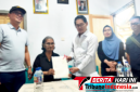 ‎Walikota Hengky Honandar, S.E, Sast membagikan Sertifikat kepada warga.  (Dok. Istimewa)
