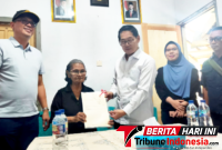 ‎Walikota Hengky Honandar, S.E, Sast membagikan Sertifikat kepada warga.  (Dok. Istimewa)