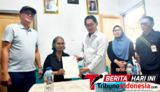 ‎Walikota Hengky Honandar, S.E, Sast membagikan Sertifikat kepada warga.  (Dok. Istimewa)