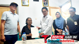 ‎Walikota Hengky Honandar, S.E, Sast membagikan Sertifikat kepada warga.  (Dok. Istimewa)