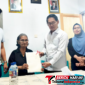 ‎Walikota Hengky Honandar, S.E, Sast membagikan Sertifikat kepada warga.  (Dok. Istimewa)