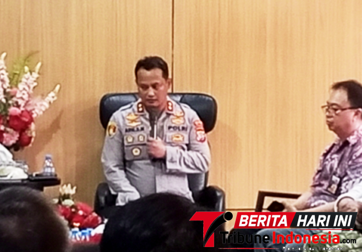 Kapolres Bitung, AKBP Arie Sulistyo Nugroho, S.I.K., S.H., M.H., Saat memberikan masukan dalam Rapat Forum Koordinasi Pimpinan Daerah (Forkopimda) yang dipadukan dengan Forum Lintas Sektoral. (ft. talia)