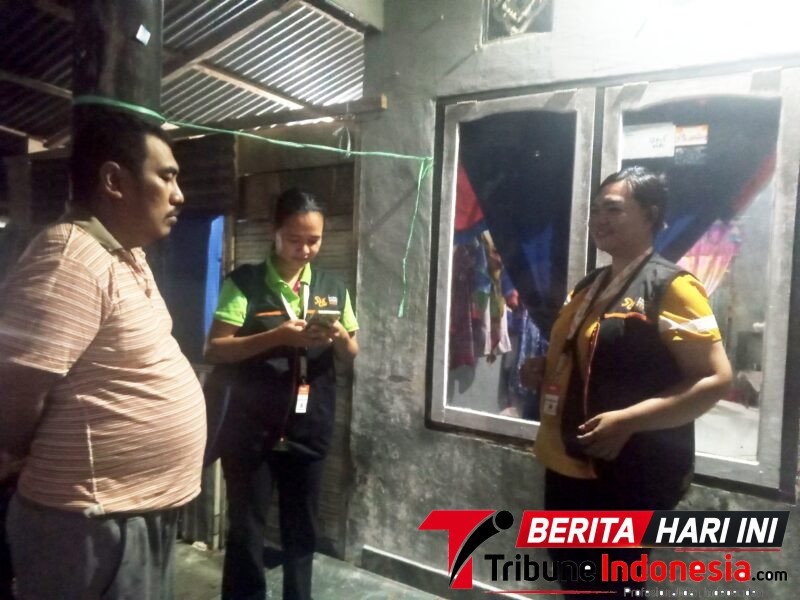 Petugas BPS saat melakukan Kunjungan Kerumah Warga di wilayah Girian Permai.  (ft. talia)