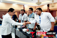 ‎Walikota Bitung, Hengky Honandar, S.E, saat berjabatan tangan dengan Mario Mamuntu di kegiatan pembukaan Pelatihan Bantuan Hukum bagi Paralegal Kota Bitung Tahun 2026. (Dok. Istimewa)