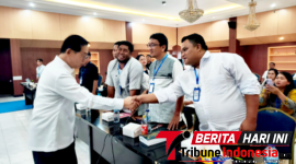 ‎Walikota Bitung, Hengky Honandar, S.E, saat berjabatan tangan dengan Mario Mamuntu di kegiatan pembukaan Pelatihan Bantuan Hukum bagi Paralegal Kota Bitung Tahun 2026. (Dok. Istimewa)