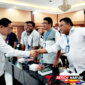 ‎Walikota Bitung, Hengky Honandar, S.E, saat berjabatan tangan dengan Mario Mamuntu di kegiatan pembukaan Pelatihan Bantuan Hukum bagi Paralegal Kota Bitung Tahun 2026. (Dok. Istimewa)