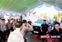Kapolres Bitung, AKBP Arie Sulistyo Nugroho, S.I.K., M.H., Saat menyambut Kedatangan Kapolda Sulut, Irjen Pol. Yudho Hermanto, S.I.K., M.M., di Rumah Duka. (Dok. Istimewa)