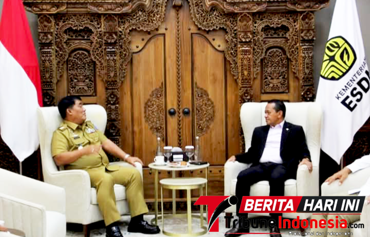 Gubernur Sulut, Yulius Selvanus Komaling (YSK), bersama Menteri Energi dan Sumber Daya Mineral (ESDM) Bahlil Lahadalia saat melakukan pertemuan tertutup di Jakarta. (Dok. Istimewa)