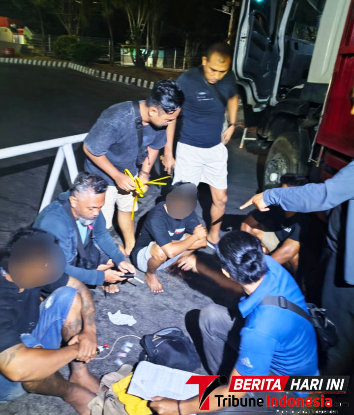 Tim Opsnal Satuan Reserse Narkoba Polres Bitung Saat mengamankan 2 Terduga Pelaku di Term. Tangkoko. (ft. Istimewa)
‎