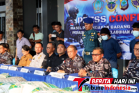 Dankodaeral VIII Laksda TNI Dery Triesananto Suhendi, S.E., M.Tr.Opsla., saat pimpin konferensi pers di Joglo Mako Kodaeral VIII, Manado. (Dok. Istimewa)