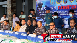 Dankodaeral VIII Laksda TNI Dery Triesananto Suhendi, S.E., M.Tr.Opsla., saat pimpin konferensi pers di Joglo Mako Kodaeral VIII, Manado. (Dok. Istimewa)