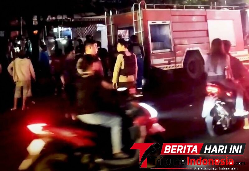 Mobil Damkar Pemkot Bitung, yang berada di lokasi beserta Personel Polres Bitung, (ft. Wempi Padu)