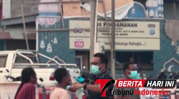 Tak Tinggal Diam! Ketua DPRK Raja Ampat Turun Langsung Bagikan Masker di Tengah Kepungan Asap