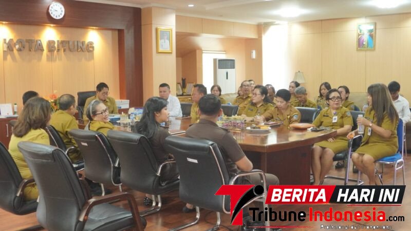 Wali Kota Bitung, Hengky Honandar, S.E, saat memimpin Rapat Pengendalian Inflasi Daerah, (ft. Ferry. Bolung)