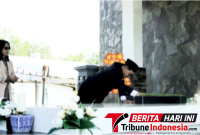 Walikota Bitung, Hengky Honandar, S.E, di dampingi Isteri, Saat Ziarah Kemakam Para Pendahulu. (Dok. Istimewa)